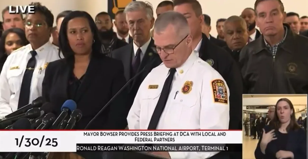 Conferencia de prensa de autoridades locales y federales sobre el choque.