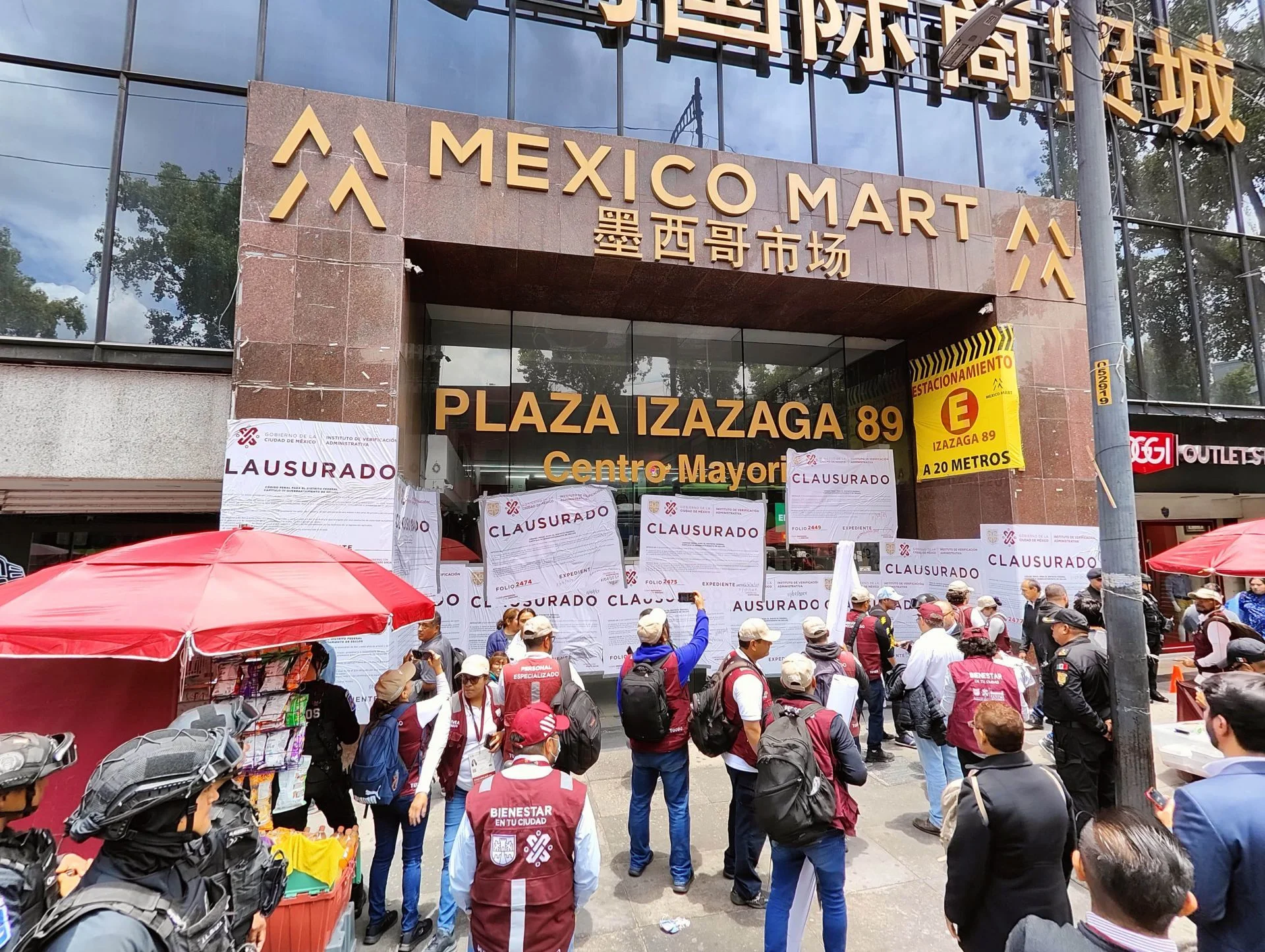 Clausura de uno de los negocios chinos en el Centro Histórico.