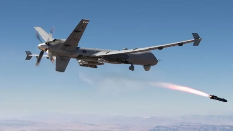 Dron MQ9 Reaper disparando un misil.