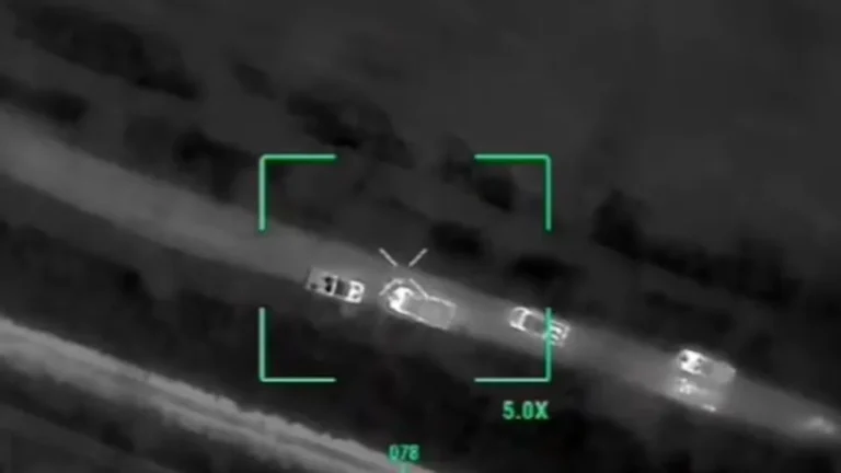 Imagen de la emboscada con un drog que descarga explosivos.