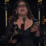 Gabreila Ortiz, un orgullo para Mexico, al recibir el Grammy.