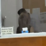 Empleados del IMSS besándose en jornada laboral.