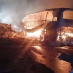 El autobús fue consumido por el fuego.