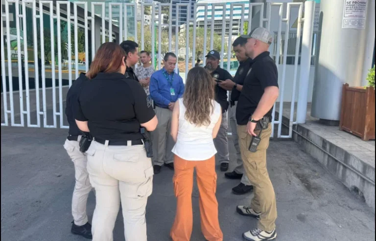 Agentes ministeriales llegaron al TecMilenio para investigar.
