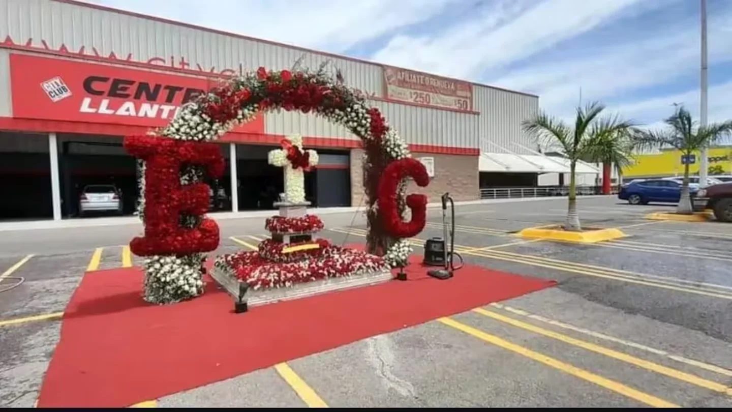 Cada año se recuerda a Édgar Guzmán con rosas rojas.