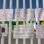 Cartulinas muestran la indignación de los familiares.