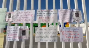 Cartulinas muestran la indignación de los familiares.