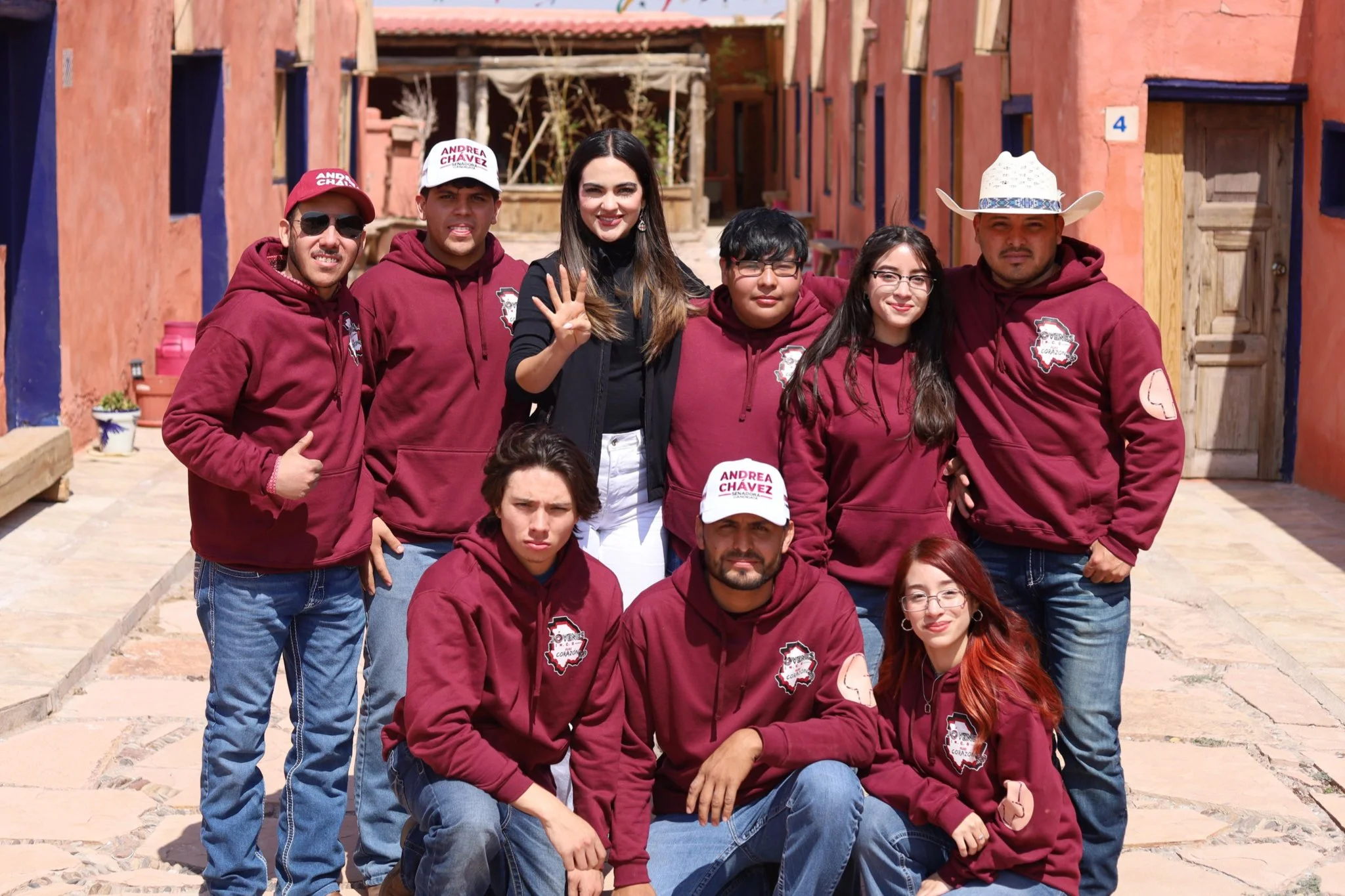 Con equipos que portan los colores de Morena, Andrea Chávez hace precamapaña adelantada.