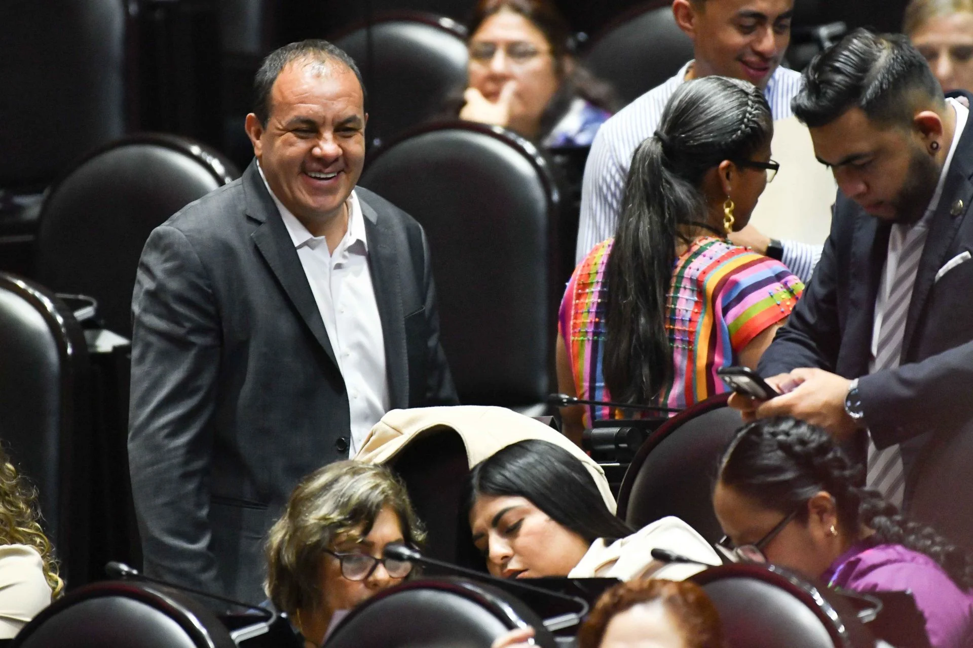 Cuauhtémoc Blanco se carcajea durante la sesión para examinar su desafuero.
