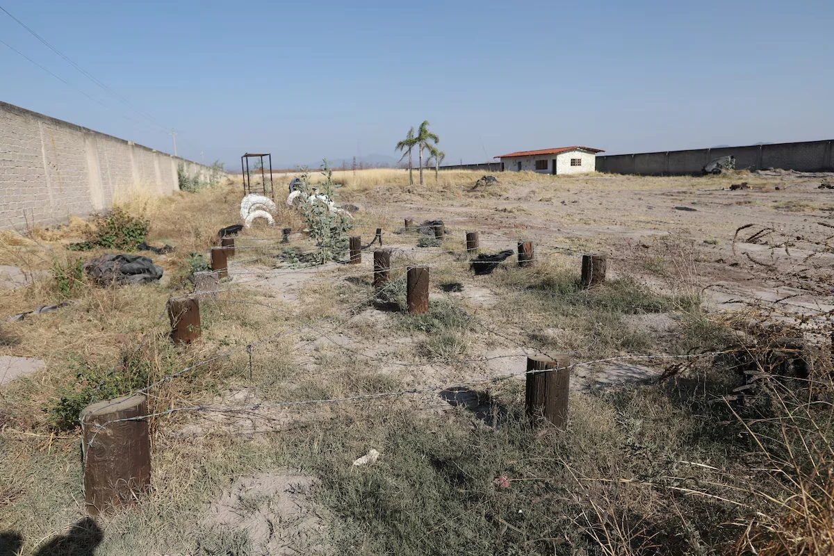 Instalaciones rústicas para el entrenamiento pecho a tierra y de arrastre.