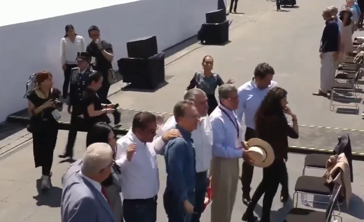 Líderes de Morena posan, mientras Claudia Sheinbaum llega.