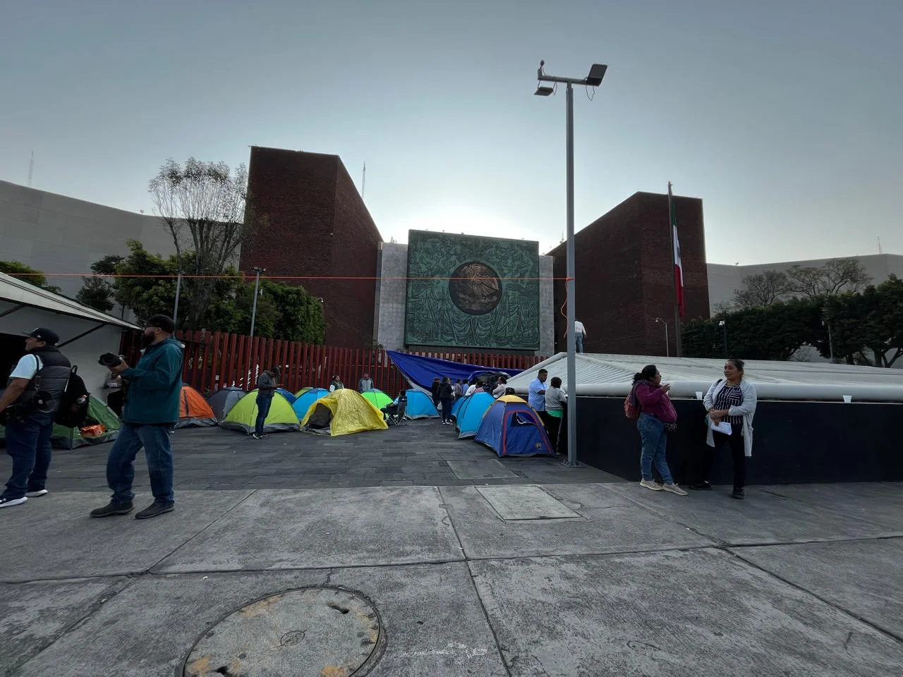 Maestros protestan frente a la Cámara de Diputados.