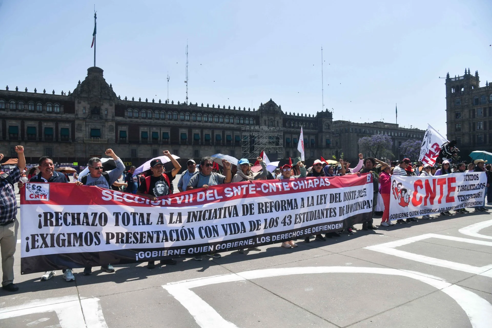Marcha de la CNTE contra la reforma a la Ley ISSSTE.