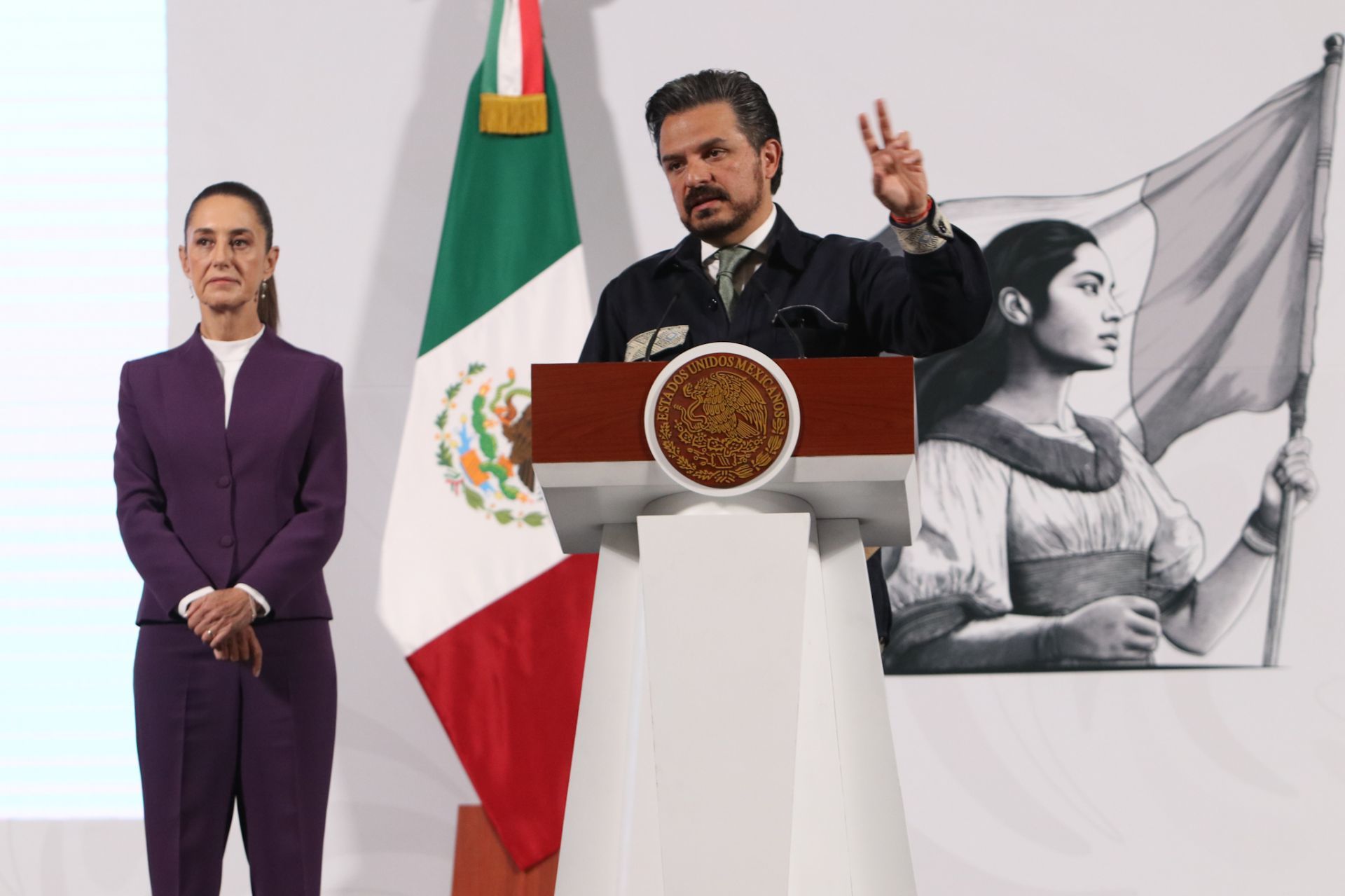 Zoé Robledo no se va del IMSS, pero se reduce drásticamente su poder.