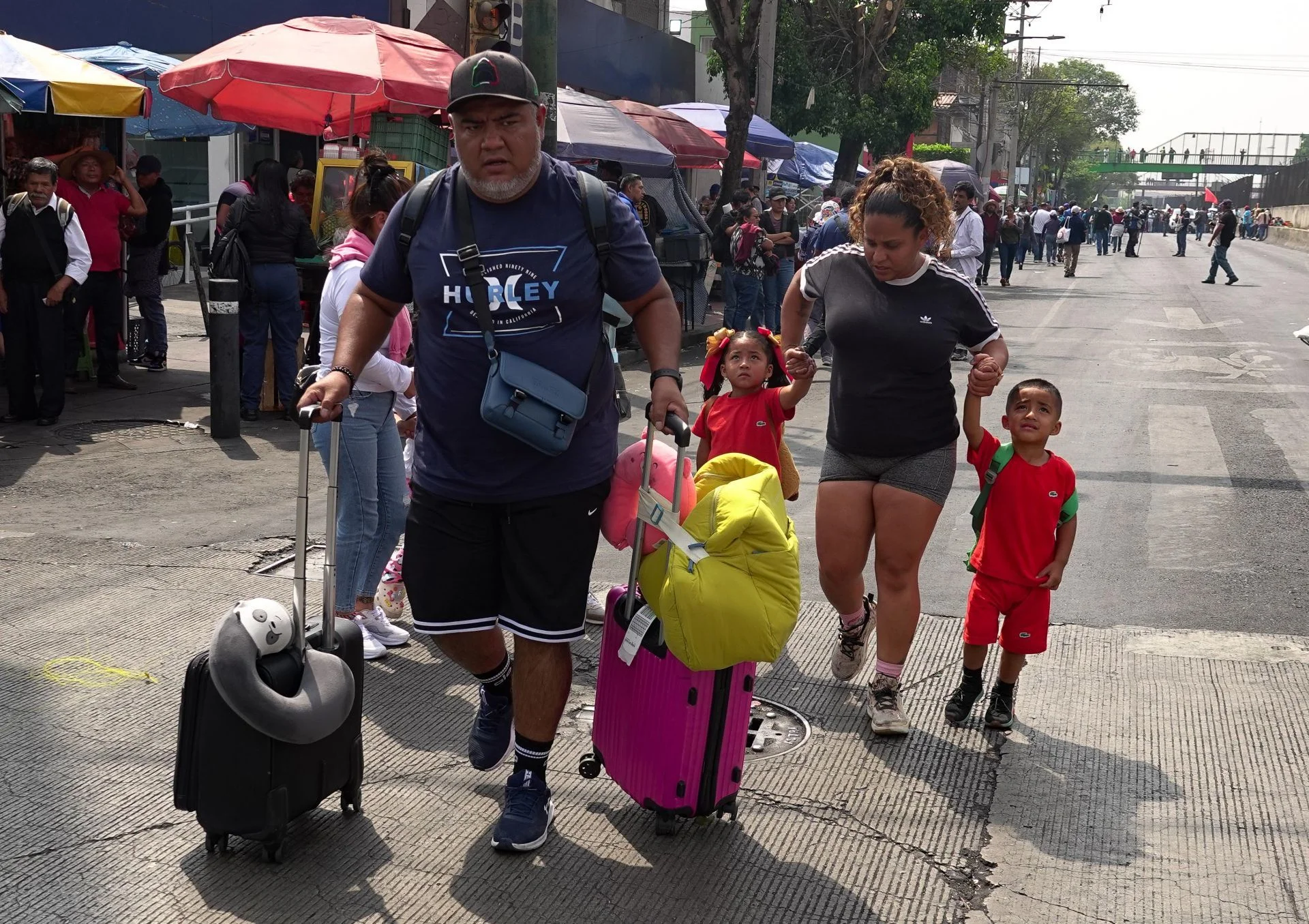 Pasajeros afectados por bloques en el AICM.