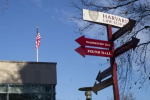 Trump prohíbe a Harvard recibir a extranjeros.