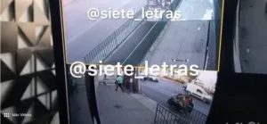 El momento en que huye el asesino.