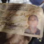 Lo hallaron con la credencial de su madre apreteada entre sus manos.