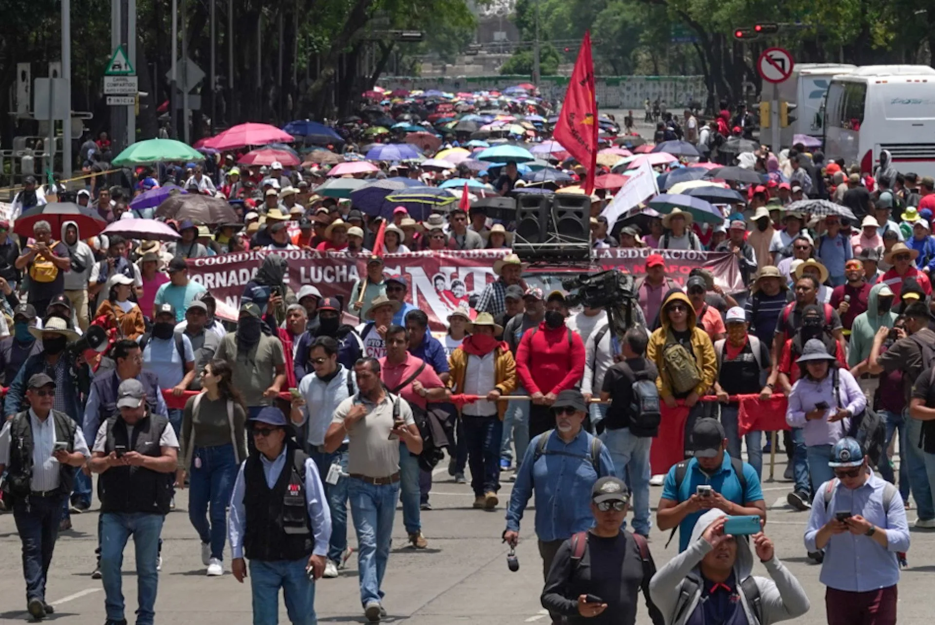 Marcha de la CNTE por Reforma.