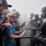 Protestas en Los Ángeles por redadas contra migrantes.