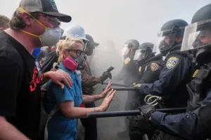 Protestas en Los Ángeles por redadas contra migrantes.