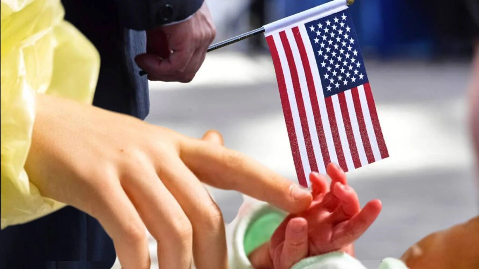 Avanza plan de Trump para negar la ciudadanía automática a hijos de migrantes.