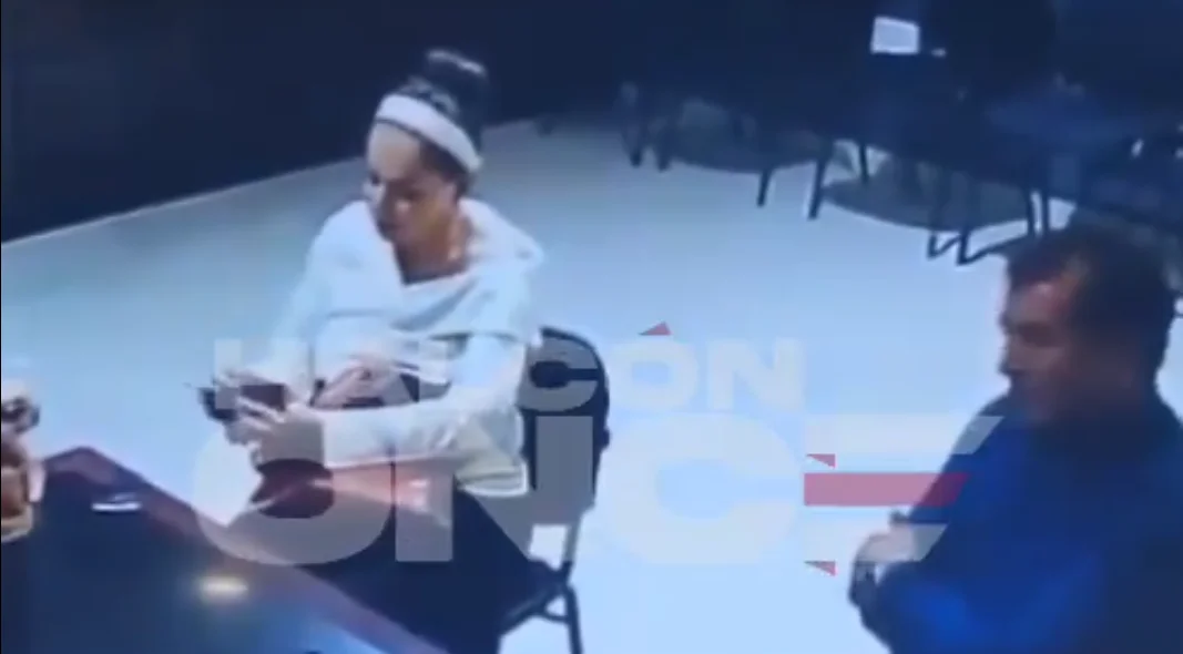 Nora Chávez contando los billetes.