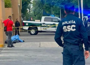Una mujer fue asesinada en plaza comercial de Lindavista.