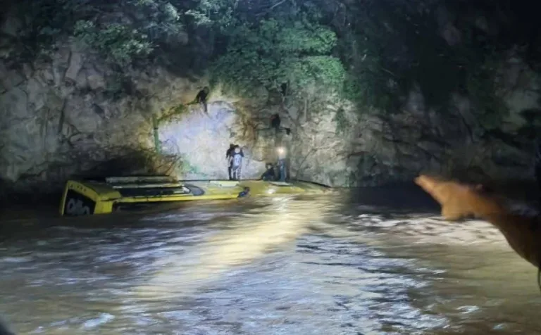 Autobús cayó a un río en Guerrero.