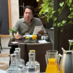 Mario Delgado en lujoso restaurante de Portugal.
