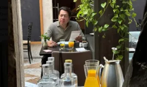 Mario Delgado en lujoso restaurante de Portugal.