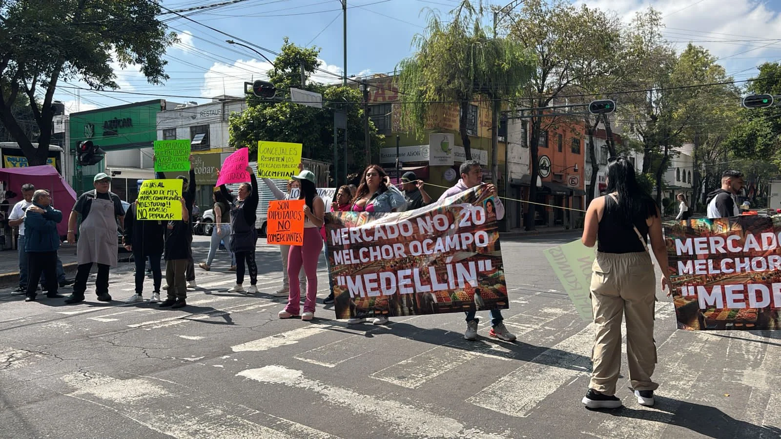 Comerciantes llevan a cabo bloqueos de protesta.