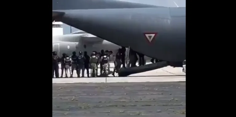 El traslado de 26 reos hacia Estados Unidos.