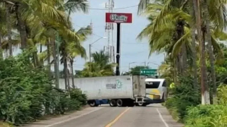 Bloqueos en Escuinapa por parte de grupos criminales.