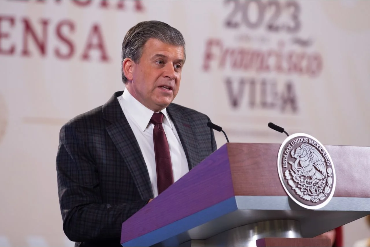 Investigación de FGR involucra a Ricardo Sheffield en red de extorsión a gasolineras.