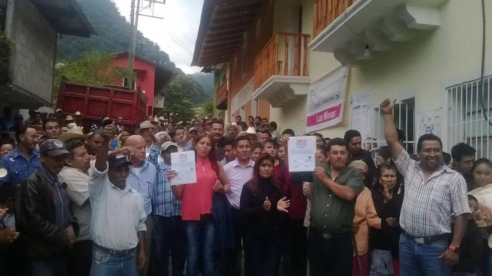 Melquiades Alarcón al recibir la constancia de mayoría.