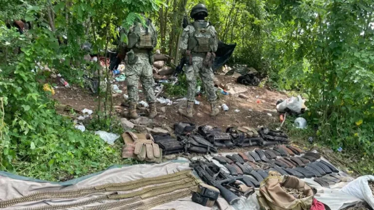 Parte del arsenal decomisado por el Ejército en Sinaloa.