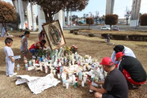 La gente continúa acudiendo a dejar ofrendas al memorial en el Puente de la Concordia.