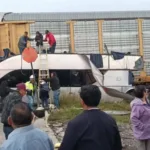 Un autobús de dos pisos fue impacto por el tren.