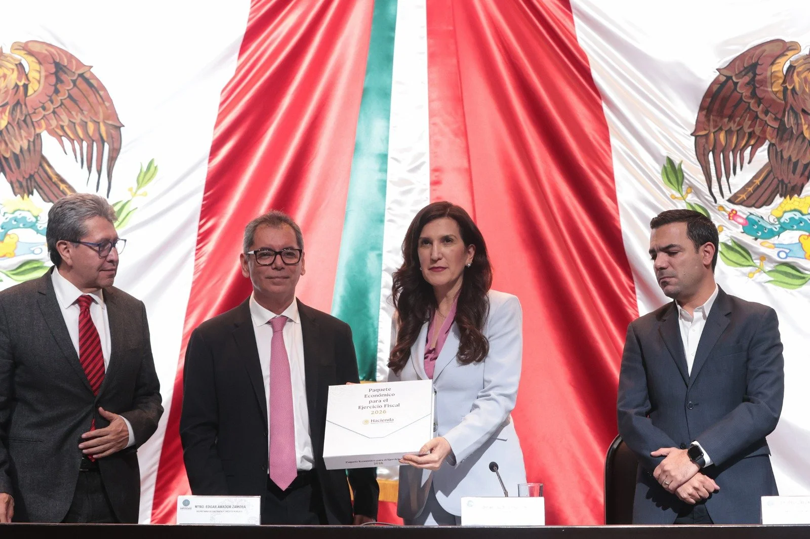 El titular de Hacienda Édgar Amador entregó el paquete económico a Kenia López Rabadán.