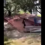 Uno de los ataques del encapuchado.