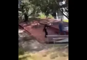 Uno de los ataques del encapuchado.