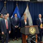 La fiscal Pam Bondi acusó al Cártel de Sinaloa de financiar al terrorismo.
