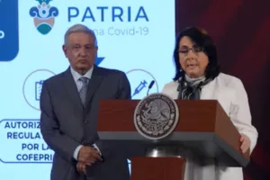 AMLO y Álvarez-Buylla anunciando la producción de la Vacuna Patria.