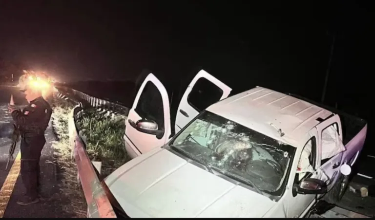 Así quedó la camioneta rafagueada por militares.