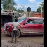 El alcalde de Poza Rica, Fernando Luis Remes Garza, fue increpado por ciudadanos .