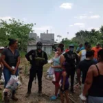Presuntos integrantes del CJNG reparte despensas en comunidades de Veracruz.