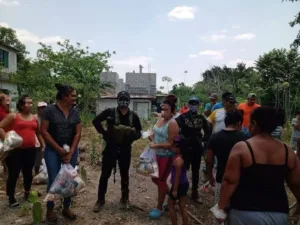 Presuntos integrantes del CJNG reparte despensas en comunidades de Veracruz.