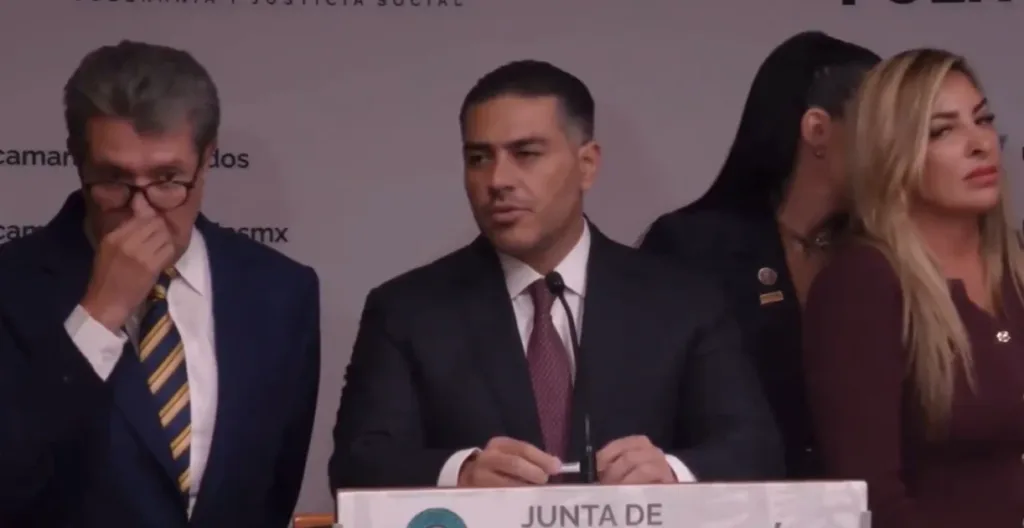 La diputadas en plena disputa por lugar junto a Omar García Harfuch.