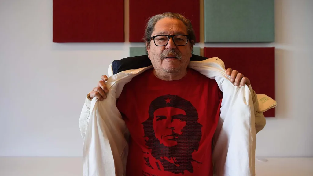 Autoras repudian a Paco Ignacio Taibo II frente al FCE.